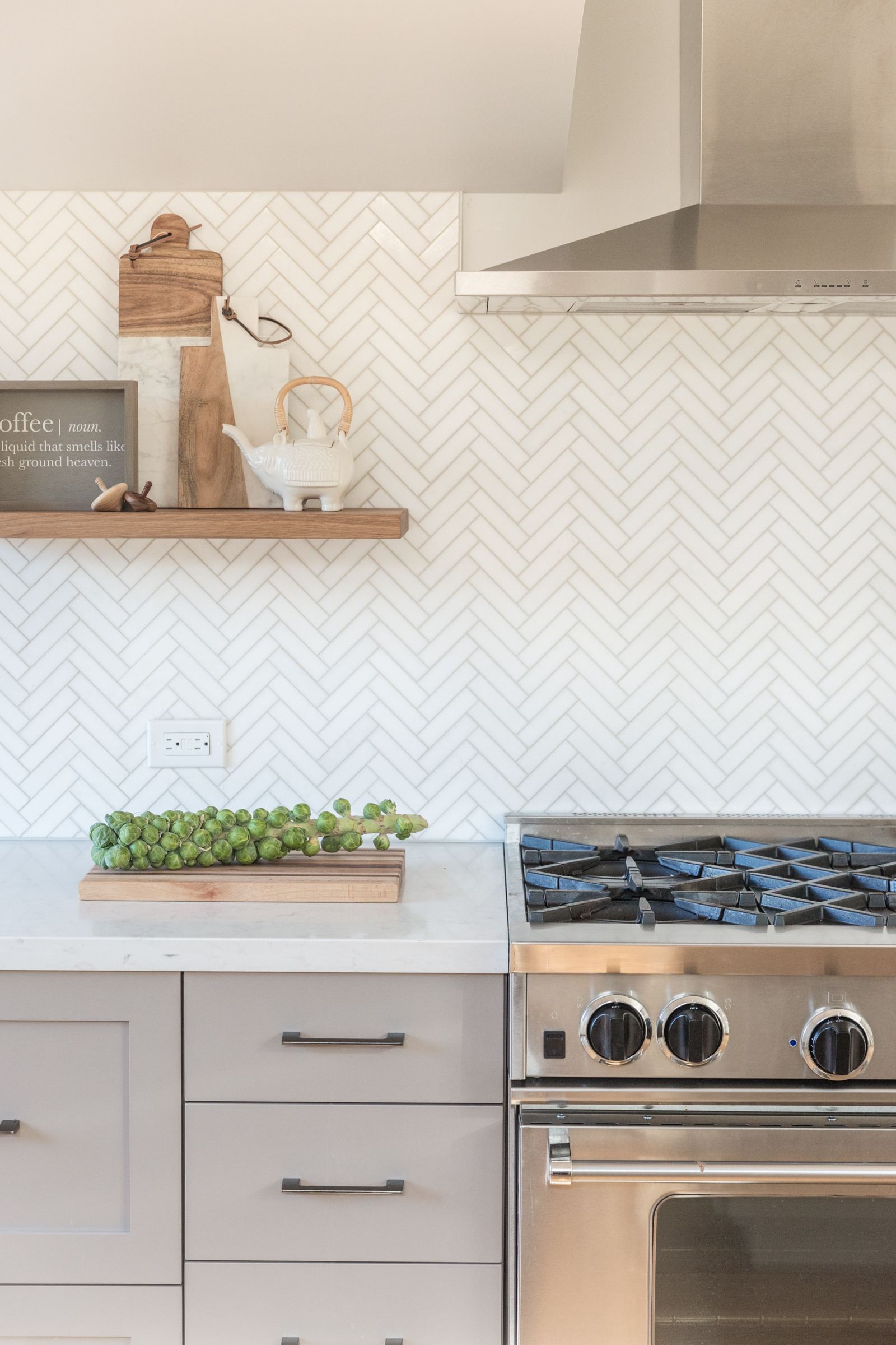 11 types of white kitchen splashback tiles: add interest with